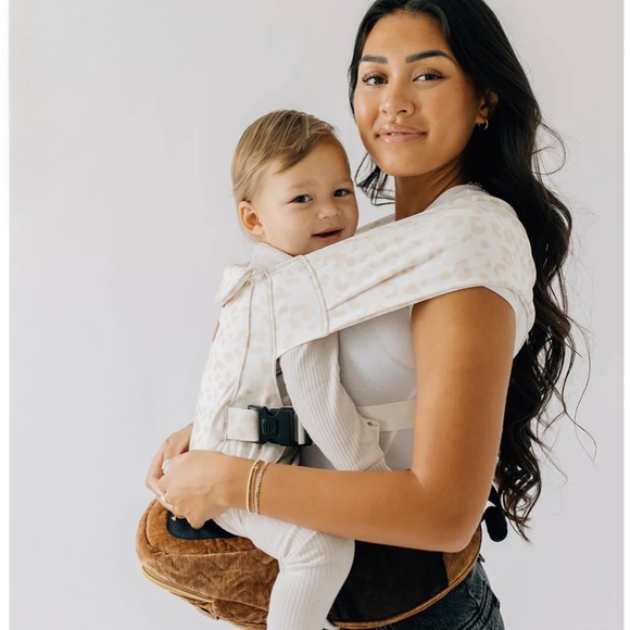 Tushbaby Hip Carrier & Snug Attachment - Picture 13 of 13